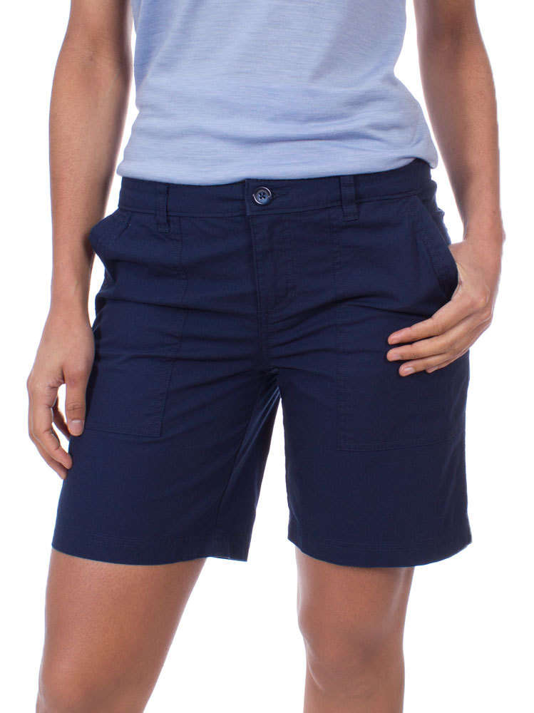 Navy with shorts blue goes what What Colors