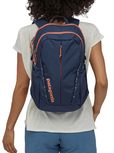 Patagonia Dames Refugio 26 L (Classic Navy w/Mellow Melon)